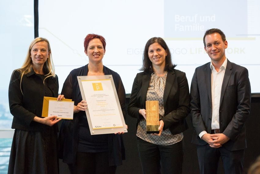 BM Dr. Juliane Bogner-Strauß, Mag. Julia Stierberger, Mag. Katharina Kögler (beide Klinikum Wels-Grieskirchen) und Jakob Schönherr, Msc (kununu) bei der Staatspreisverleihung 2018.